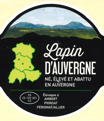 Étiquette de Lapin d'Auvergne indiquant que le produit est né, élevé et abattu en Auvergne, avec la carte de la France mettant en évidence la région, sur un fond illustrant le paysage d'Auvergne
